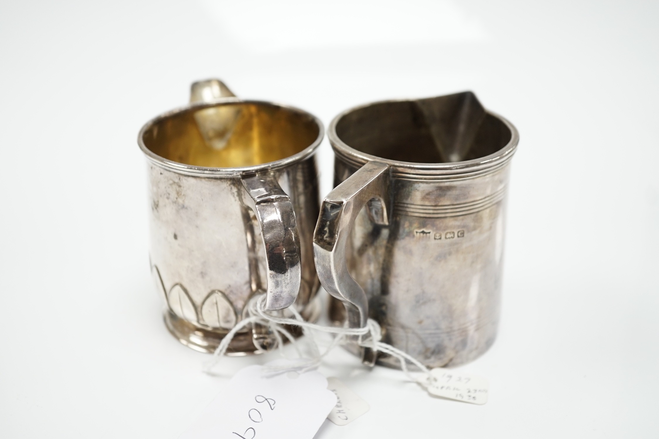 Two George V silver small cream jugs, tallest 78mm, 8.1oz.
